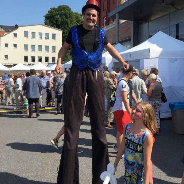 Stelzenläufer Walking Act